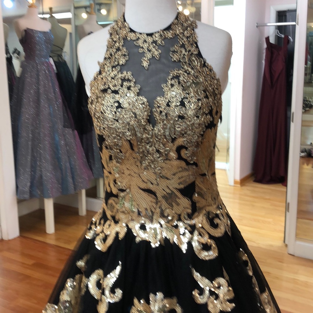 Black and gold sequined prom dress with corset - Picture 2 of 7
